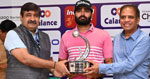 Tapendra Ghai (centre) receives the trophy from Amit Govil, Chairman, Calance Group (right) and Vijay K Singh, Vice Chairman, DDA (left)