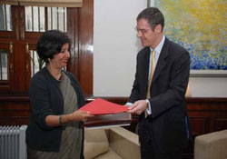 Indian Foreign Secretary Nirupama Rao and French Ambassador in India J&eacute;r&ocirc;me Bonnafont