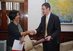 Indian Foreign Secretary Nirupama Rao and French Ambassador in India J&eacute;r&ocirc;me Bonnafont shake hands after exchanging the approval of cooperation agreement