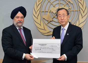 Ambasador Hardeep Singh Puri, Permanent Representative of India to UN in New York, handing over India's further contribution of USD 4.71 million for UNDEF to UN Secretary General Ban Ki Moon.