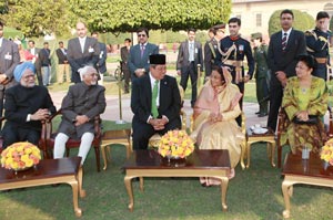The President, Mrs Pratibha Devisingh Patil, with the Chief Guest President of the Republic of Indonesia, Dr. H. Susilo Bambang Yudhoyono, the first lady, Mrs. Hj. Ani Bambang Yudhoyono, the Vice President, Mohd. Hamid Ansari and the Prime Minister, Dr. Manmohan Singh during the ‘At Home` function, hosted by her, on the occasion of the 62nd Republic Day celebrations, at Rashtrapati Bhavan, in New Delhi on January 26, 2011.