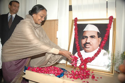 Lok Sabha Speaker Meira Kumar offering floral tributes to Babu Jagjivan Ram at the inauguration of a two-day Seminar on &ldquo;Role of Babu Jagjivan Ram in promoting Social Justice in India&rdquo; at Indian Institute of Public Administration (IIPA) Conference Hall, New Delhi  on December 16, 2009