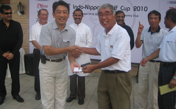President & CEO of Canon India Kensaku Konishi presenting a special prize to Yuki Inanaga of Bank of Tokyo-Mitsubishi UFJ