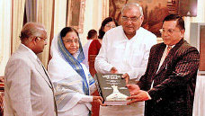 President Pratibha Patil receiving the book &rsquo;Constitution of India&rsquo; from author Dr. Adish C. Aggarwala in New Delhi. Also seen are Chief Justice of India K.G. Balakrishnan and Haryana Chief Minister Bhupinder Singh Hooda