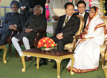 President of India Pratibha Devisingh Patil and the Chief Guest at the 61st Republic Day Celebrations, President of the Republic of Korea, Lee Myung-bak at the 'At Home' hosted by the President at the Mughal Gardens of Rashtrapati Bhavan in New Delhi on January 26, 2010. Also seen are Prime Minister of India Manmohan Singh and Vice-President of India Hamid Ansari.